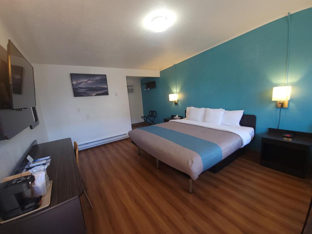 Deluxe King Room interior